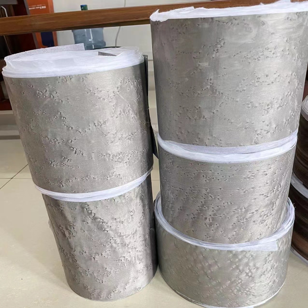 天然染色雀眼木皮高端整木饰面板批发UV涂装板科定实木皮护墙板图4