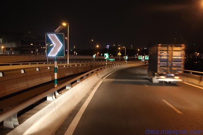 高速公路匝道线形诱导标志 同步太阳能诱导标志生产厂家图2