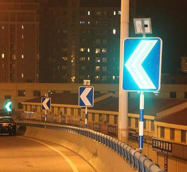 高速公路匝道线形诱导标志 同步太阳能诱导标志生产厂家图3