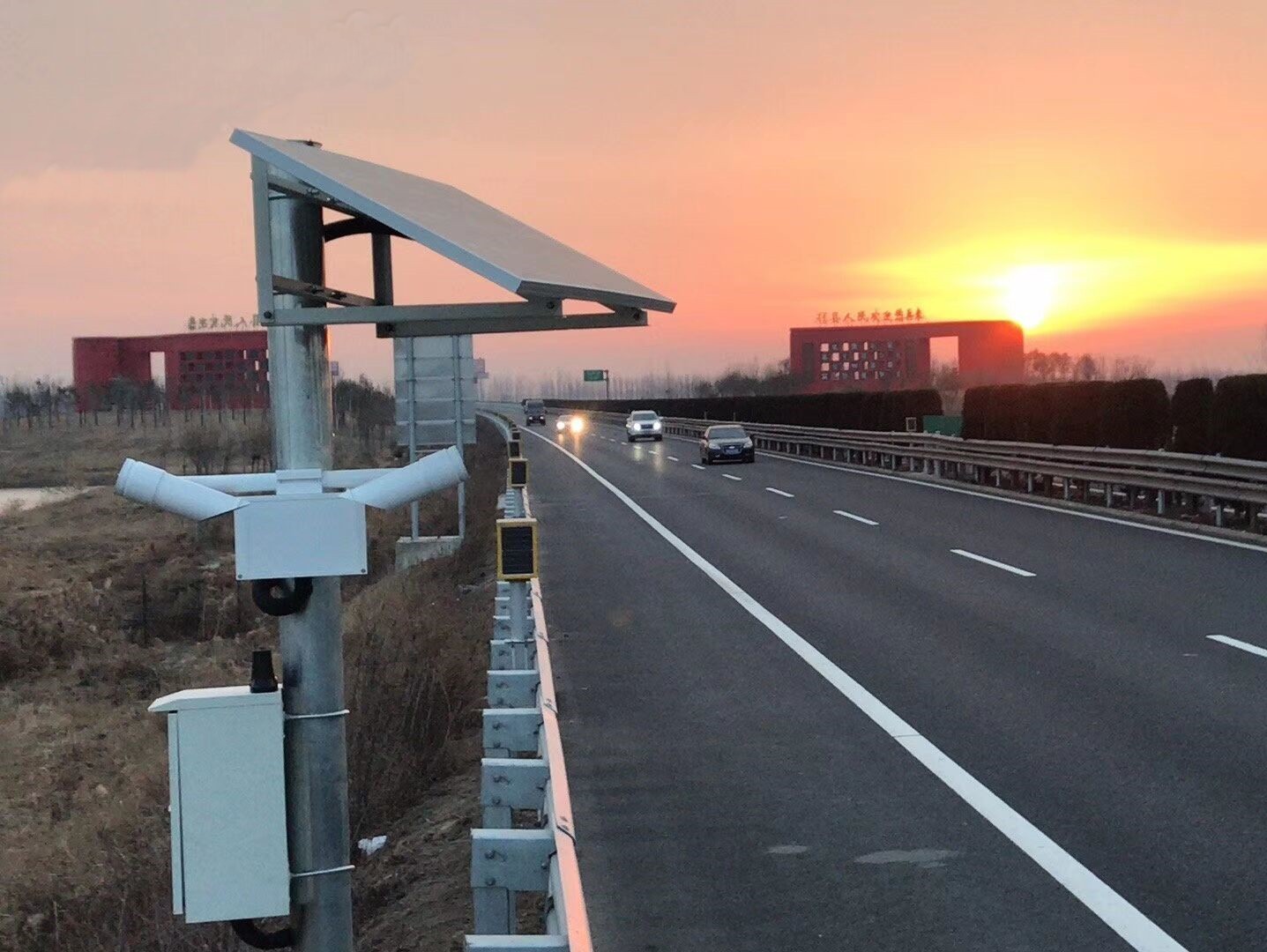 雾天行车安全智能诱导装置 智能诱导警示灯太阳能雾灯报价图4