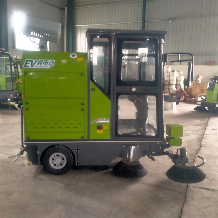 山东环保电动扫地车厂家直销纯电动三轮扫地车价格多少钱图2